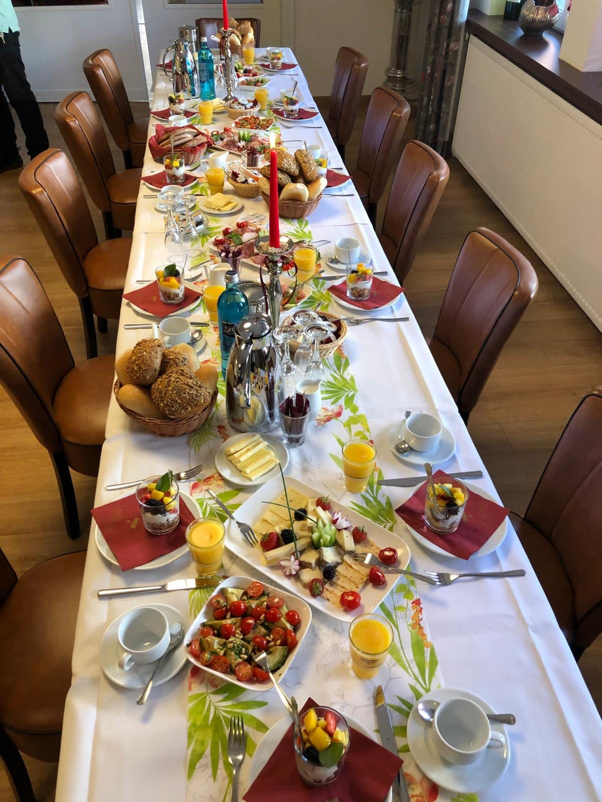 Große Festtafel im Saal