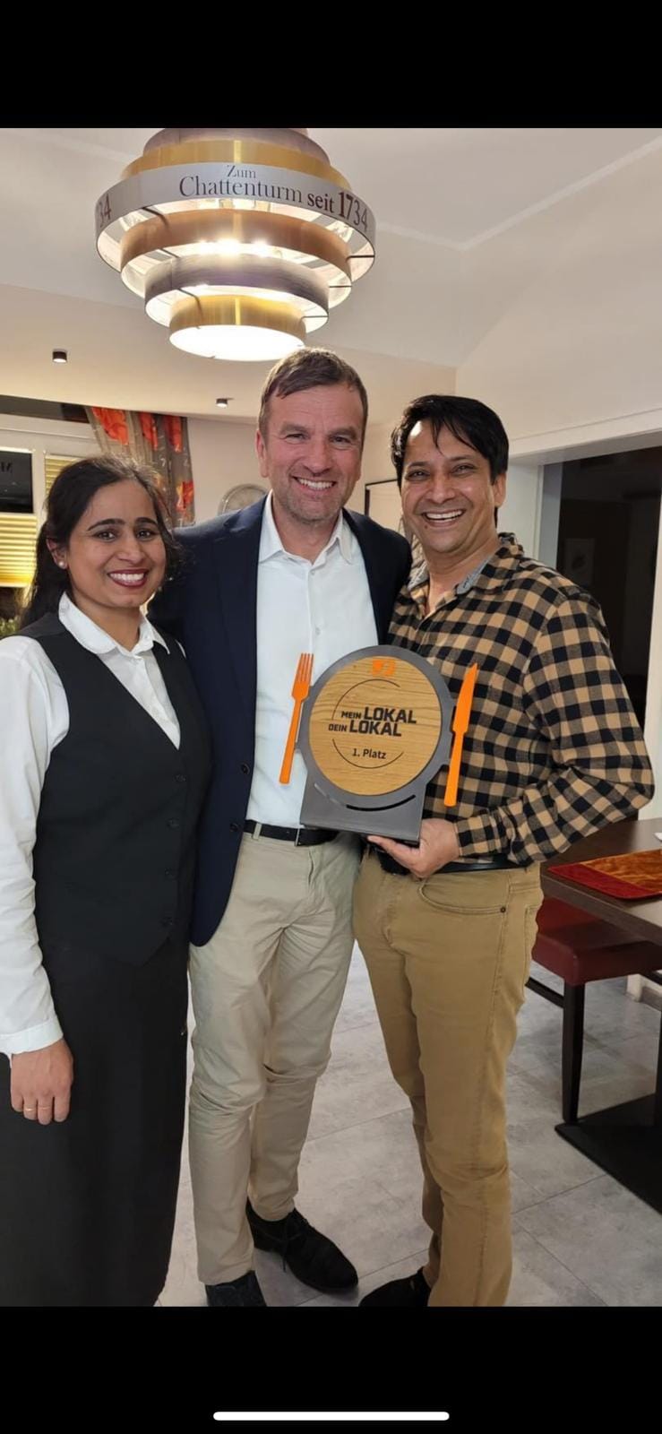 Jasvir Lotz mit dem 1.-Platz-Teller von Mein Lokal, Dein Lokal und Moderator Mike Süsser