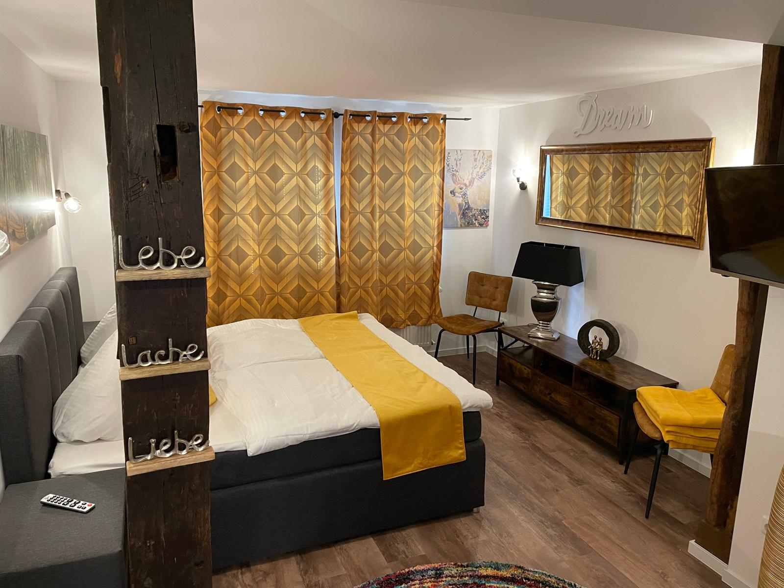 Doppelzimmer mit Sitzecke und Spiegel